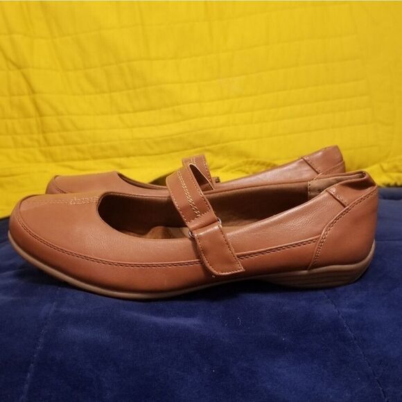 Gold Toe Mary Jane Shoes - Picture 3 of 6